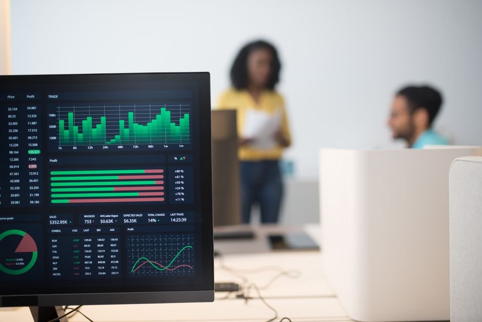 Gráficos de dados digitais sendo analisados em uma tela de computador, ilustrando estatísticas importantes.