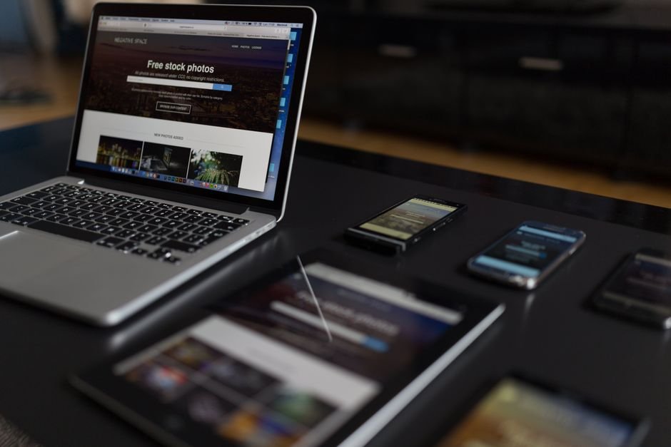 Um webdesigner focado em seu laptop, criando um site moderno e visualmente atraente.