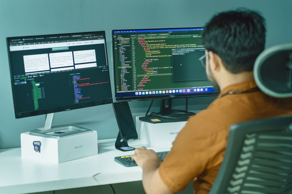 Um webdesigner pensativo, esboçando ideias e revisando layouts, moldando a experiência digital do usuário.